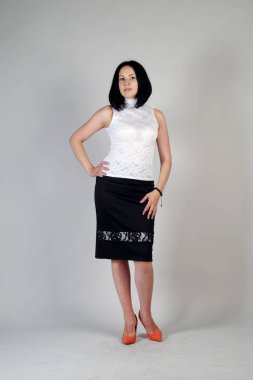 Gri bir arka plan üzerinde poz güzel genç kız