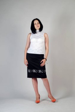 Gri bir arka plan üzerinde poz güzel genç kız