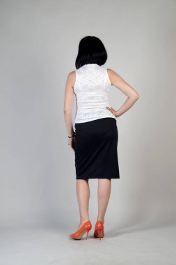 Gri bir arka plan üzerinde poz güzel genç kız