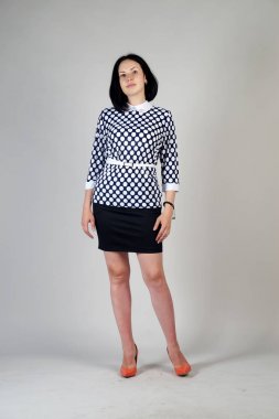 Gri bir arka plan üzerinde poz güzel genç kız