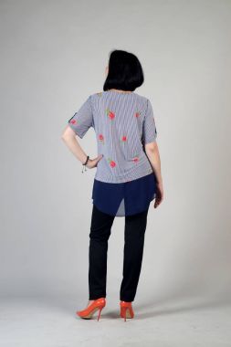 Gri bir arka plan üzerinde poz güzel genç kız