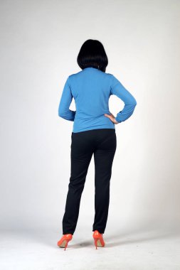 Gri bir arka plan üzerinde poz güzel genç kız