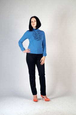 Gri bir arka plan üzerinde poz güzel genç kız