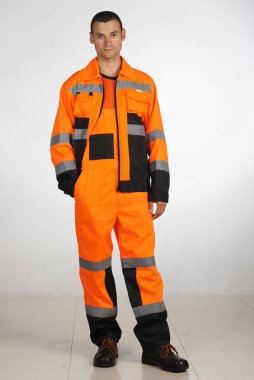 Bir adam tulum ve iş giysisi