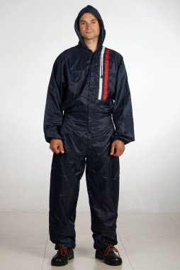 Bir adam tulum ve iş giysisi