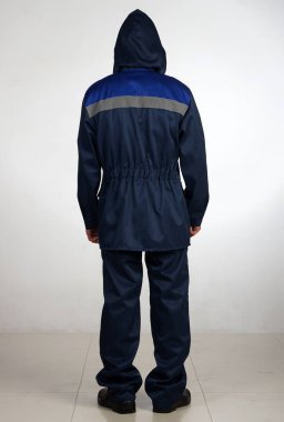 Bir adam tulum ve iş giysisi