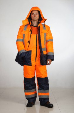 Bir adam tulum ve iş giysisi