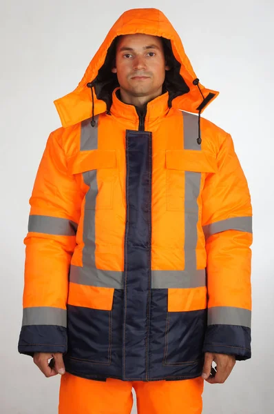 Een man in overalls en werk slijtage — Stockfoto