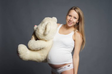 Hamile kız bir ev ortamında poz