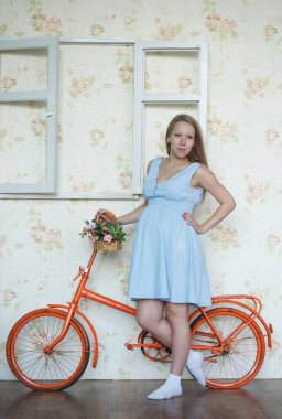 Hamile kız bir ev ortamında poz