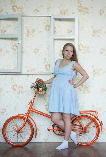 Pregnant girl posing in a home setting — Stock Photo, Image