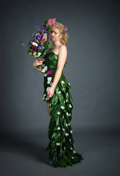 Красивая девушка и платье из цветов — стоковое фото