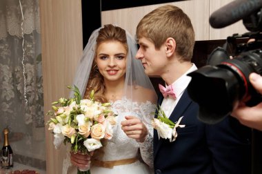 Gelin ve damat kameraya poz