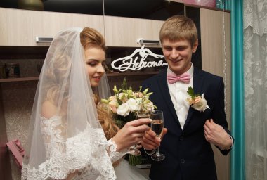 Gelin ve damat kameraya poz