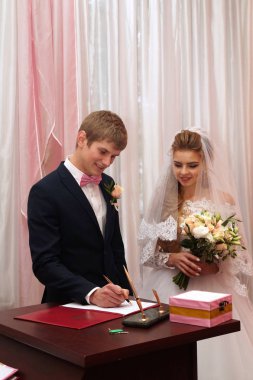 kayıt defteri ofisinde gelinle damat