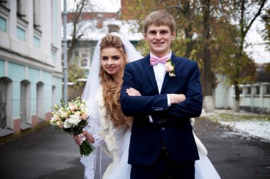 Gelin ve damat kameraya poz