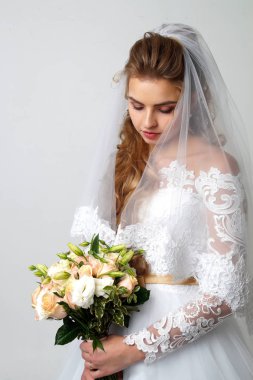 Güzel genç gelin ve damat stüdyoda poz