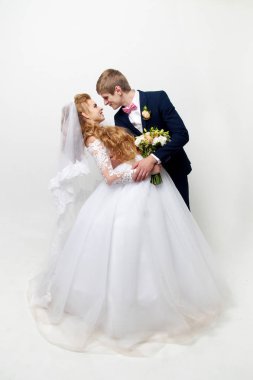 Güzel genç gelin ve damat stüdyoda poz