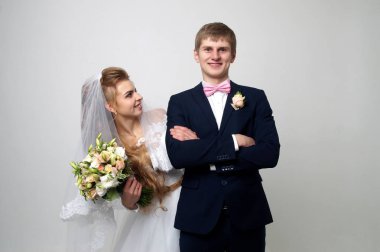 Güzel genç gelin ve damat stüdyoda poz