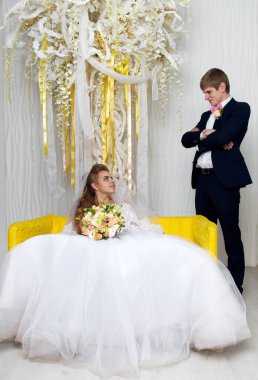 Güzel genç gelin ve damat stüdyoda poz