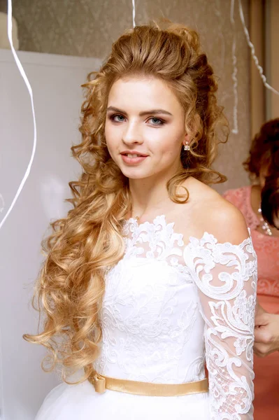 Krásná mladá nevěsta pózuje ve svatebních šatech — Stock fotografie