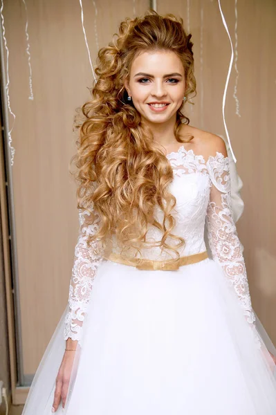 Beautiful young bride posing in a wedding dress — Stock Photo, Image