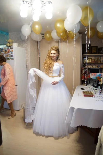Красивая молодая невеста готовится к свадьбе — стоковое фото