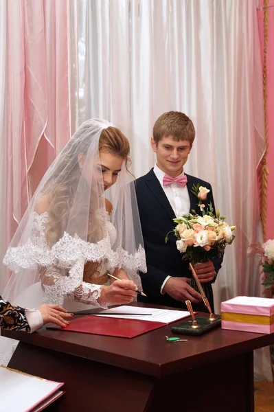 Noivo com a noiva no escritório de registro — Fotografia de Stock