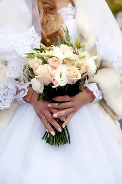 Schöne junge Braut posiert in einem Brautkleid — Stockfoto