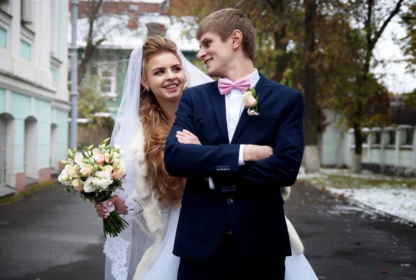 Bride and groom posing on camera — Stock Photo, Image