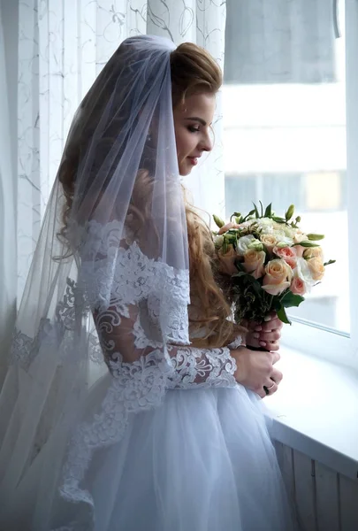 Όμορφη νεαρή νύφη θέτοντας σε ένα γαμήλιο φόρεμα στο studio — Φωτογραφία Αρχείου