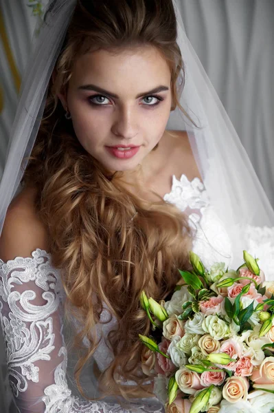 Hermosa joven novia posando en un vestido de novia en el estudio — Foto de Stock