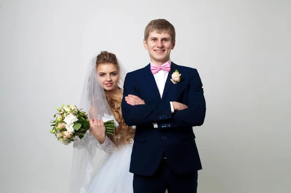 Belle jeune mariée et marié posant au studio — Photo