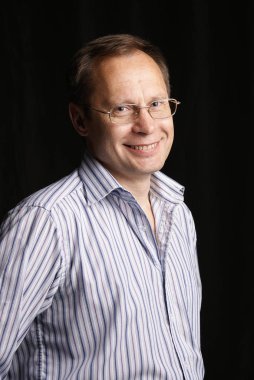 Beyaz adam gözlüklü studio poz