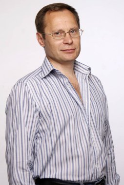 Beyaz adam gözlüklü studio poz