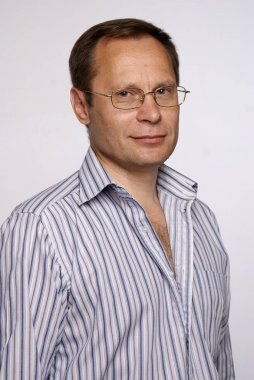 Beyaz adam gözlüklü studio poz