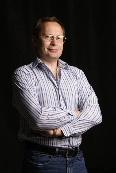 Weißer Mann mit Brille posiert im Studio — Stockfoto