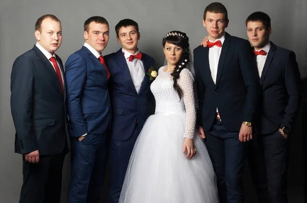 Brudgummen med sina vänner att ha kul — Stockfoto