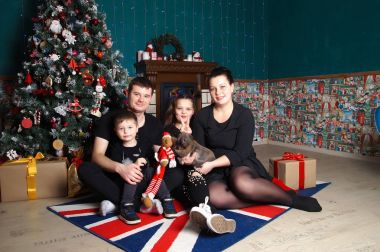 Yeni yıl arifesinde poz genç aile