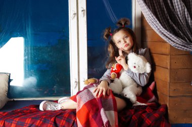 pencere kenarında poz genç kız