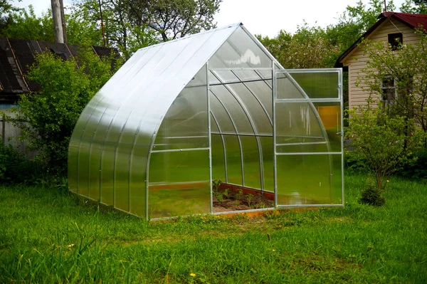 Transparentes Gewächshaus im Garten — Stockfoto