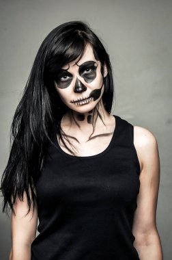 güzel kız Cadılar Bayramı tarzında poz