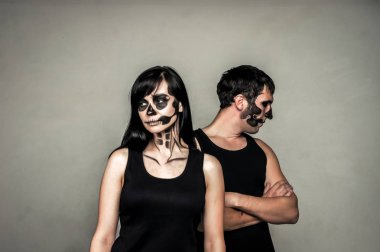 erkek ve kız Cadılar Bayramı tarzında poz