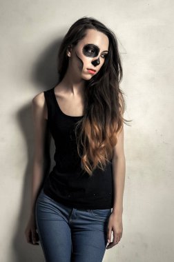 güzel kız Cadılar Bayramı tarzında poz