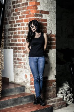 güzel kız Cadılar Bayramı tarzında poz