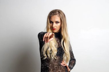 iç çamaşırlarıyla poz güzel seksi kız