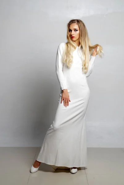 Όμορφη σέξι κοπέλα ποζάρει σε λευκό φόρεμα — Φωτογραφία Αρχείου