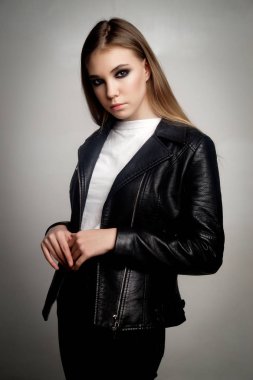 Deri ceketli tatlı genç kız.