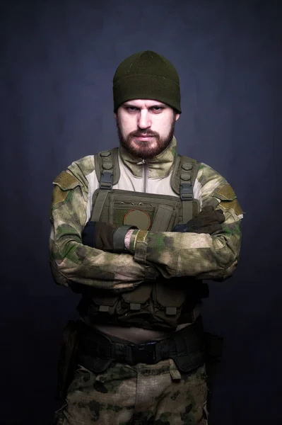 Ein Soldat in Tarnkleidung posiert in einem Studio — Stockfoto