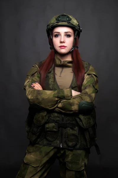 Eine Soldatin in Tarnkleidung posiert in einem Studio — Stockfoto